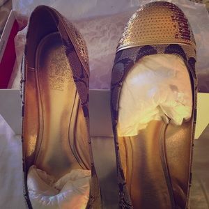 Coach khaki/gold flats